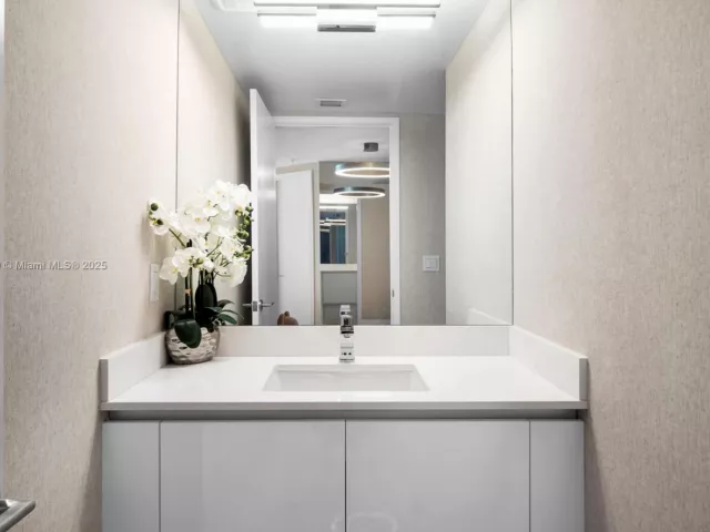 3-bedroom condo for sale in Sunny Isles Beach - 300 Sunny Isles Blvd 4-902 - MondialRealty