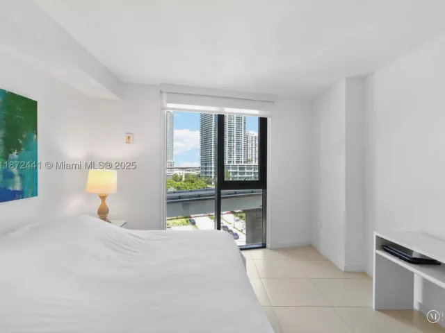 2-bedroom condo for sale in Miami - 31 SE 6th St 802 - MondialRealty