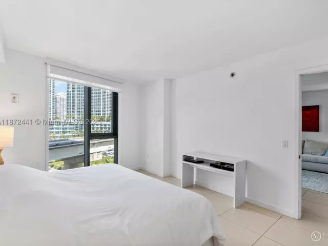 2-bedroom condo for sale in Miami - 31 SE 6th St 802 - MondialRealty