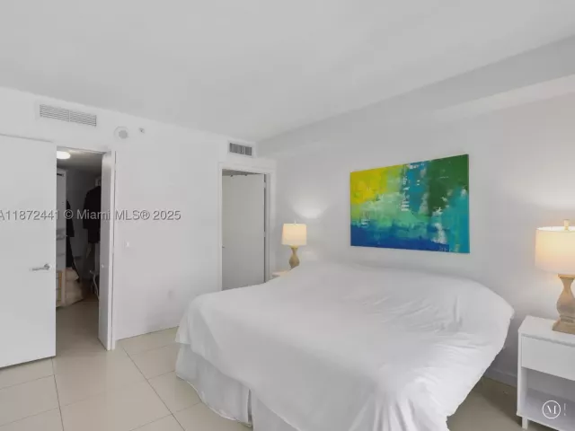 2-bedroom condo for sale in Miami - 31 SE 6th St 802 - MondialRealty