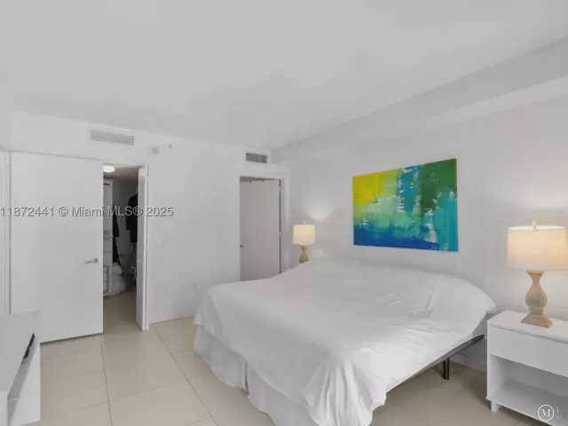 2-bedroom condo for sale in Miami - 31 SE 6th St 802 - MondialRealty