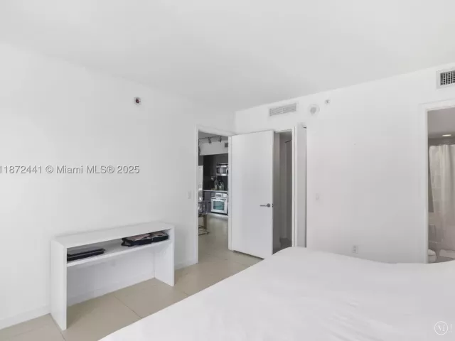 2-bedroom condo for sale in Miami - 31 SE 6th St 802 - MondialRealty