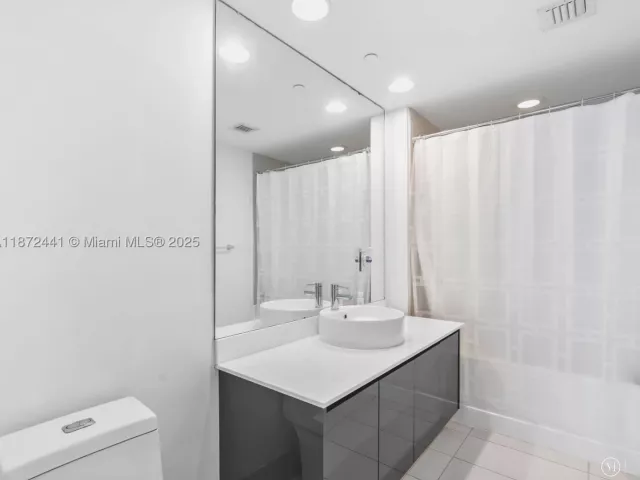 2-bedroom condo for sale in Miami - 31 SE 6th St 802 - MondialRealty