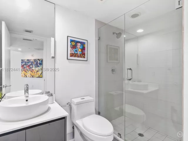 2-bedroom condo for sale in Miami - 31 SE 6th St 802 - MondialRealty