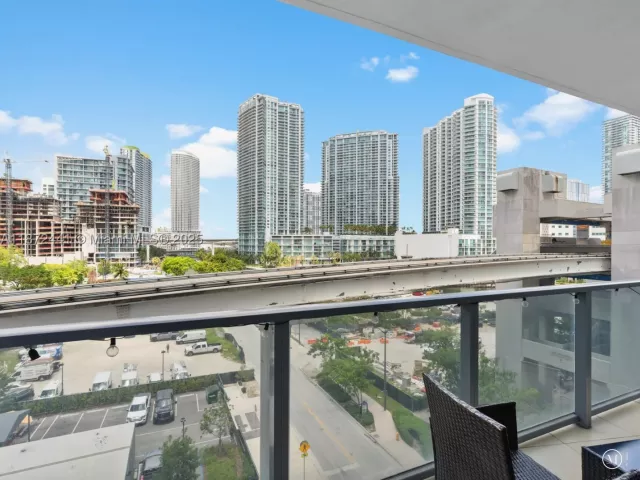2-bedroom condo for sale in Miami - 31 SE 6th St 802 - MondialRealty