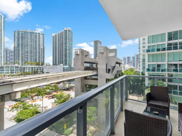 2-bedroom condo for sale in Miami - 31 SE 6th St 802 - MondialRealty