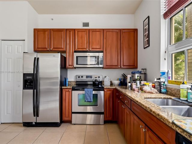 2-bedroom condo for sale in Aventura - 3001 NE 185th St 135 - MondialRealty