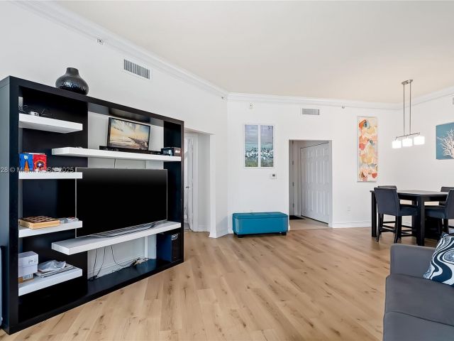 2-bedroom condo for sale in Aventura - 3001 NE 185th St 135 - MondialRealty