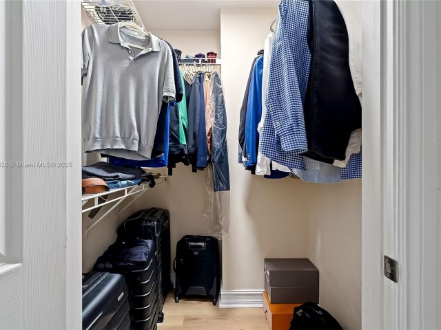 2-bedroom condo for sale in Aventura - 3001 NE 185th St 135 - MondialRealty