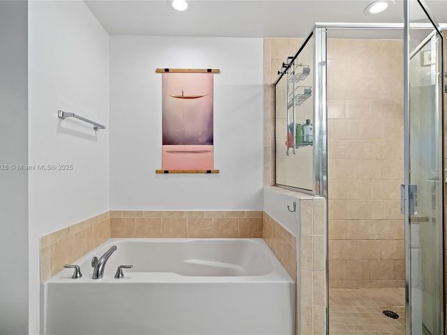 2-bedroom condo for sale in Aventura - 3001 NE 185th St 135 - MondialRealty