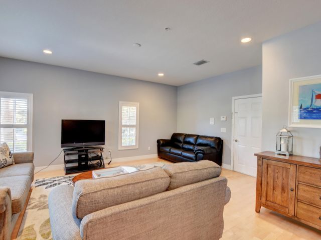 Home for rent at 290 NE 5th Avenue 1 - photo 6505015