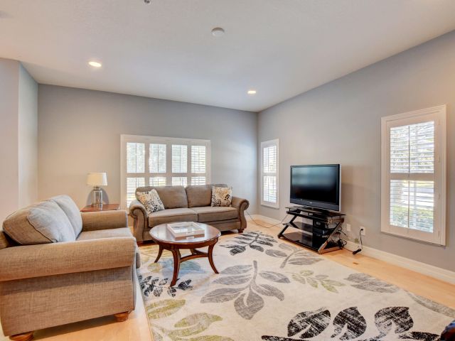 Home for rent at 290 NE 5th Avenue 1 - photo 6505017