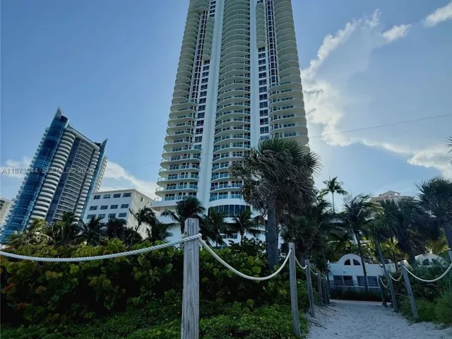 1-bedroom condo for rent in Miami Beach - 6365 Collins Ave 904 - MondialRealty