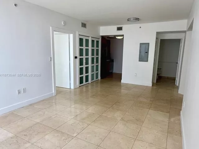 1-bedroom condo for rent in Miami Beach - 6365 Collins Ave 904 - MondialRealty
