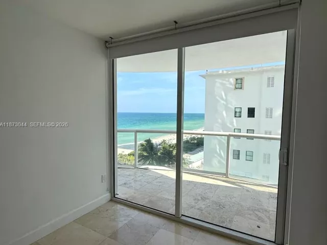 1-bedroom condo for rent in Miami Beach - 6365 Collins Ave 904 - MondialRealty