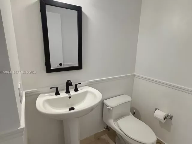 1-bedroom condo for rent in Miami Beach - 6365 Collins Ave 904 - MondialRealty