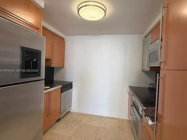 1-bedroom condo for rent in Miami Beach - 6365 Collins Ave 904 - MondialRealty
