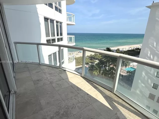 1-bedroom condo for rent in Miami Beach - 6365 Collins Ave 904 - MondialRealty