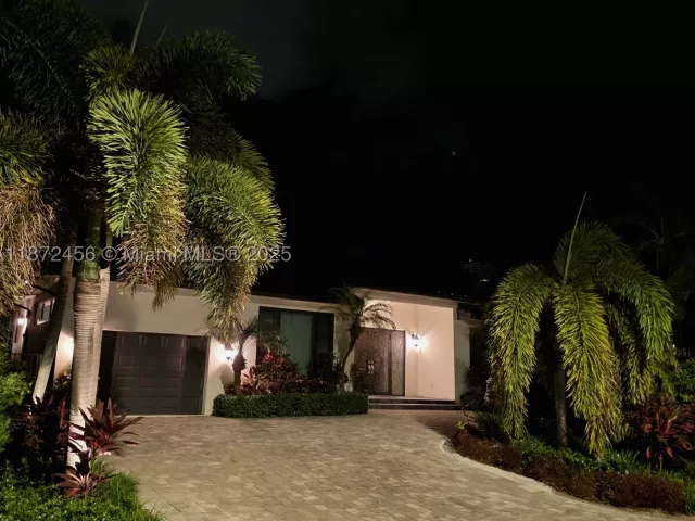 3-bedroom home for sale in Sunny Isles Beach - 343 190th St - MondialRealty