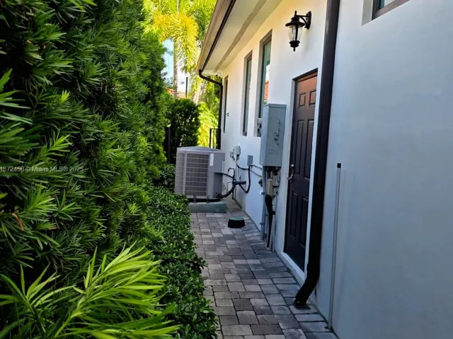 3-bedroom home for sale in Sunny Isles Beach - 343 S 190th St - MondialRealty