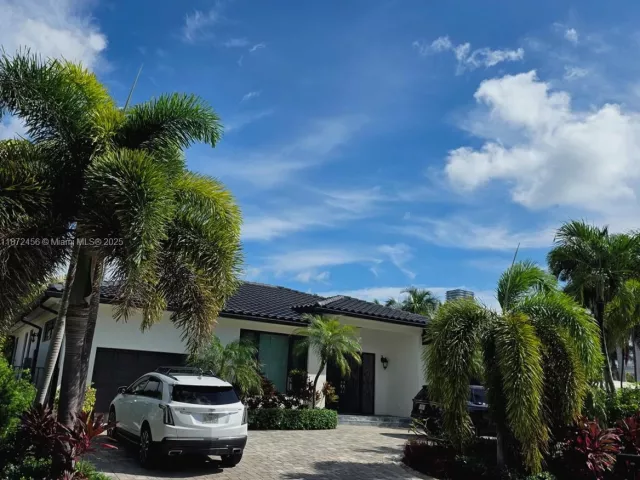 3-bedroom home for sale in Sunny Isles Beach - 343 S 190th St - MondialRealty