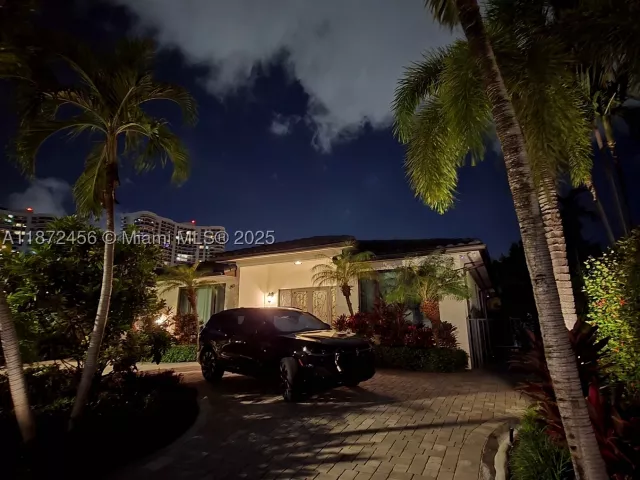3-bedroom home for sale in Sunny Isles Beach - 343 190th St - MondialRealty
