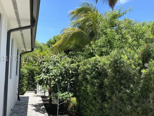 3-bedroom home for sale in Sunny Isles Beach - 343 190th St - MondialRealty