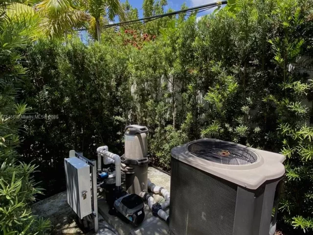 3-bedroom home for sale in Sunny Isles Beach - 343 S 190th St - MondialRealty