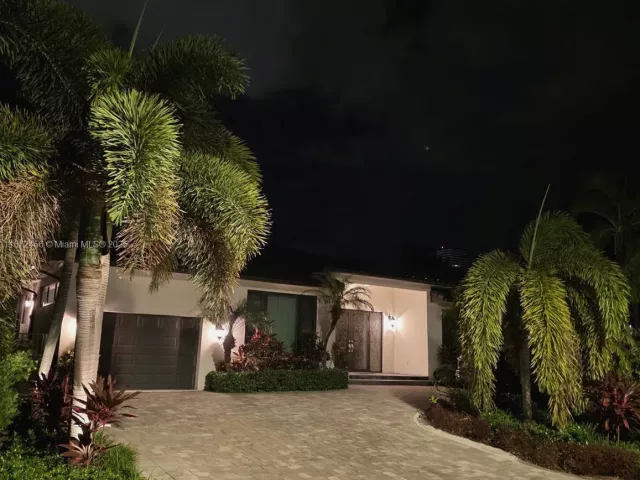 3-bedroom home for sale in Sunny Isles Beach - 343 S 190th St - MondialRealty