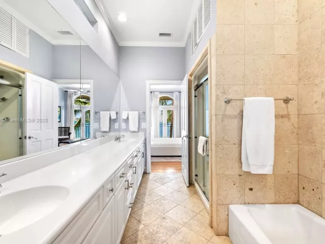 5-bedroom home for rent in Miami Beach - 814 W Dilido Dr - MondialRealty