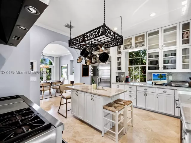 5-bedroom home for rent in Miami Beach - 814 W Dilido Dr - MondialRealty