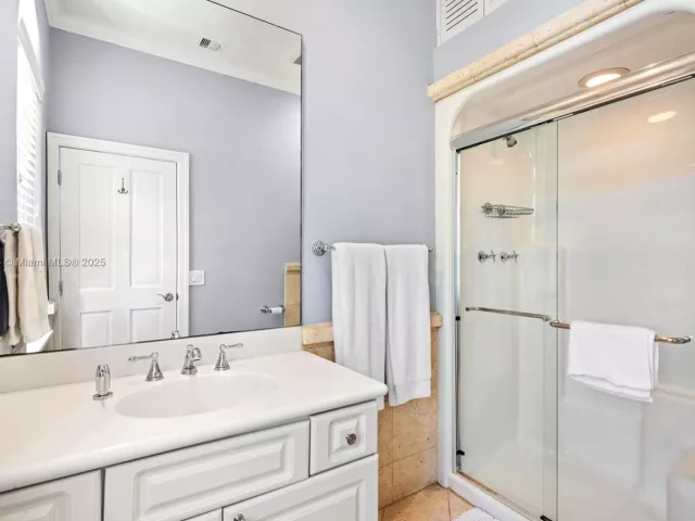 5-bedroom home for rent in Miami Beach - 814 W Dilido Dr - MondialRealty