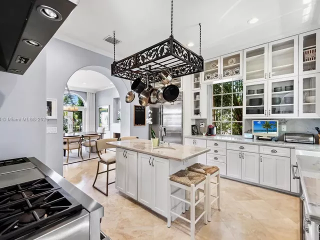5-bedroom home for rent in Miami Beach - 814 W Dilido Dr - MondialRealty