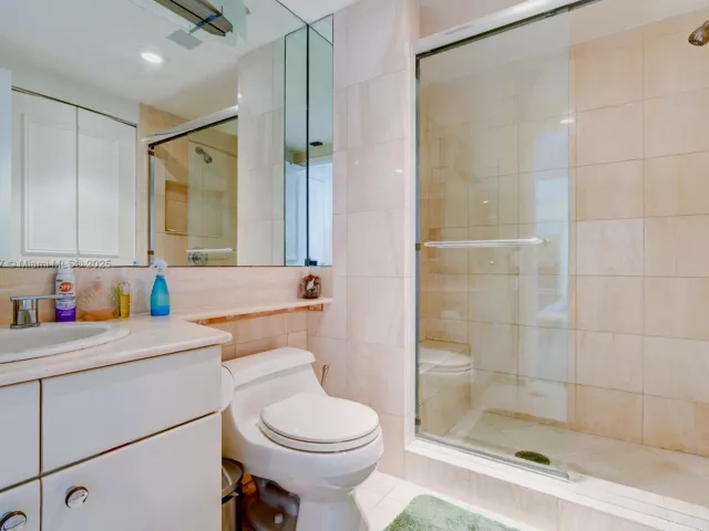 2-bedroom condo for sale in Aventura - 2000 Island Blvd 710 - MondialRealty