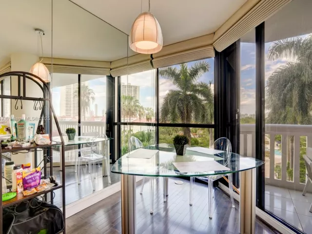 2-bedroom condo for sale in Aventura - 2000 Island Blvd 710 - MondialRealty