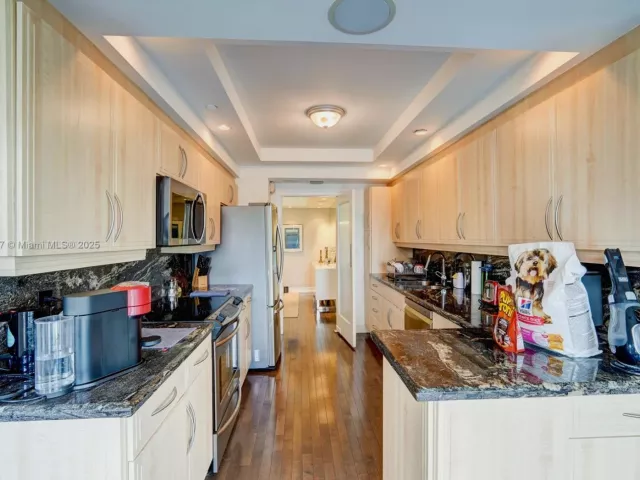 2-bedroom condo for sale in Aventura - 2000 Island Blvd 710 - MondialRealty