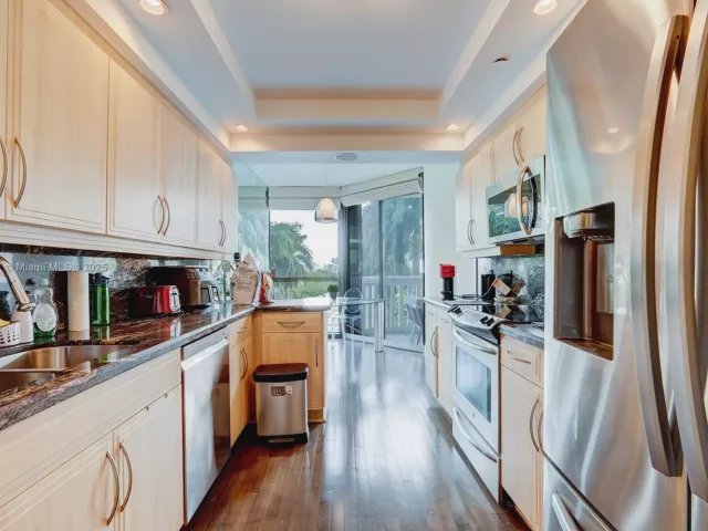 2-bedroom condo for sale in Aventura - 2000 Island Blvd 710 - MondialRealty