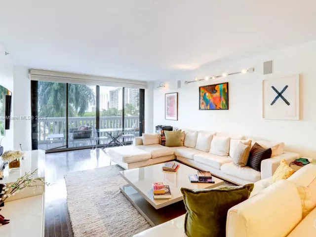 2-bedroom condo for sale in Aventura - 2000 Island Blvd 710 - MondialRealty