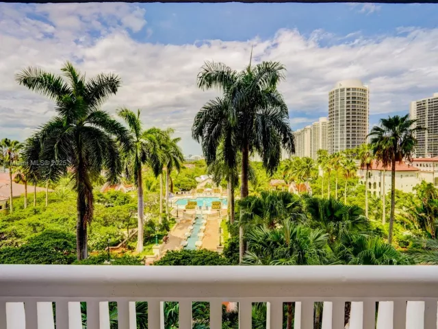 2-bedroom condo for sale in Aventura - 2000 Island Blvd 710 - MondialRealty