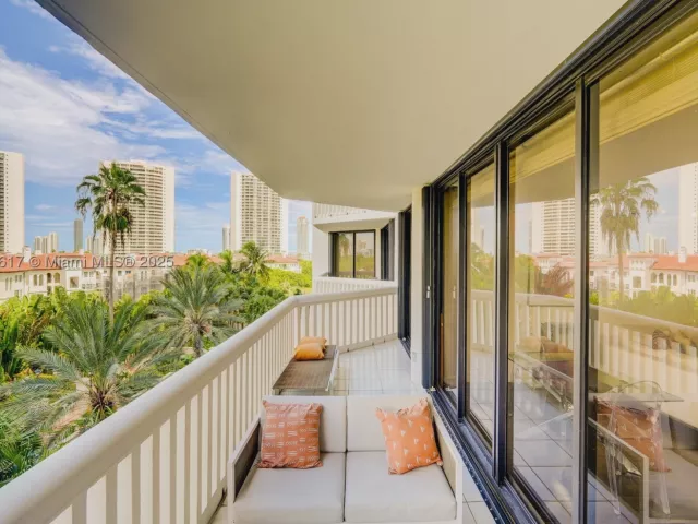 2-bedroom condo for sale in Aventura - 2000 Island Blvd 710 - MondialRealty