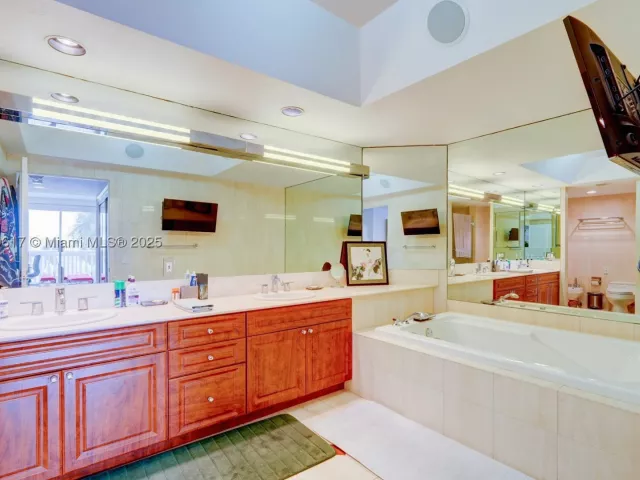 2-bedroom condo for sale in Aventura - 2000 Island Blvd 710 - MondialRealty