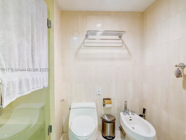 2-bedroom condo for sale in Aventura - 2000 Island Blvd 710 - MondialRealty