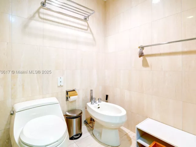 2-bedroom condo for sale in Aventura - 2000 Island Blvd 710 - MondialRealty