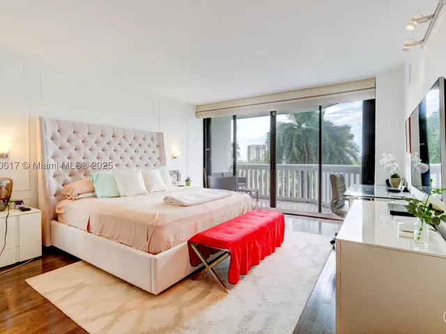 2-bedroom condo for sale in Aventura - 2000 Island Blvd 710 - MondialRealty