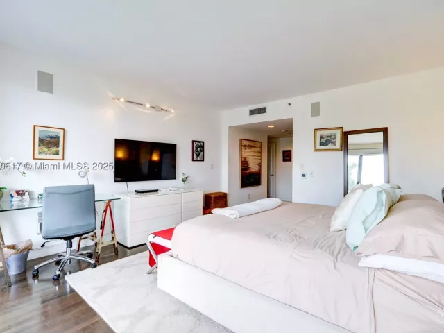 2-bedroom condo for sale in Aventura - 2000 Island Blvd 710 - MondialRealty