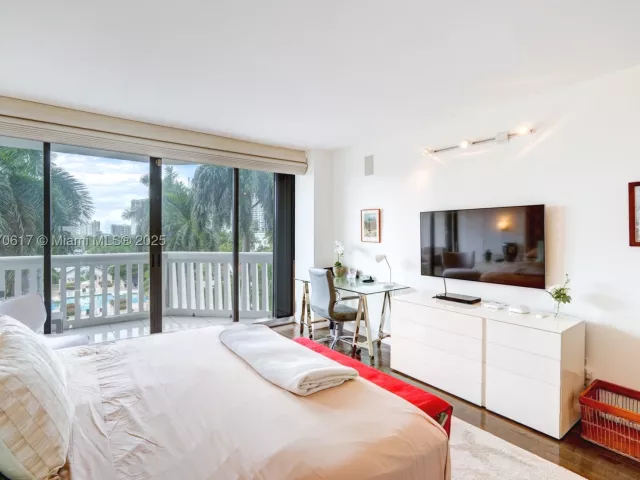 2-bedroom condo for sale in Aventura - 2000 Island Blvd 710 - MondialRealty