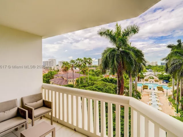 2-bedroom condo for sale in Aventura - 2000 Island Blvd 710 - MondialRealty
