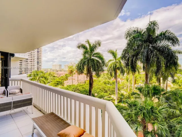2-bedroom condo for sale in Aventura - 2000 Island Blvd 710 - MondialRealty