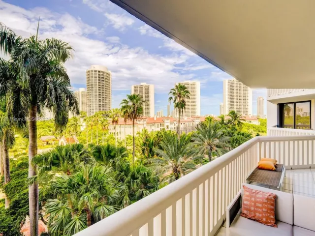 2-bedroom condo for sale in Aventura - 2000 Island Blvd 710 - MondialRealty