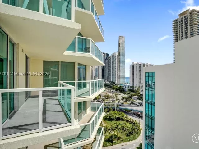 3-bedroom condo for sale in Sunny Isles Beach - 150 Sunny Isles Blvd 1-1606 - MondialRealty